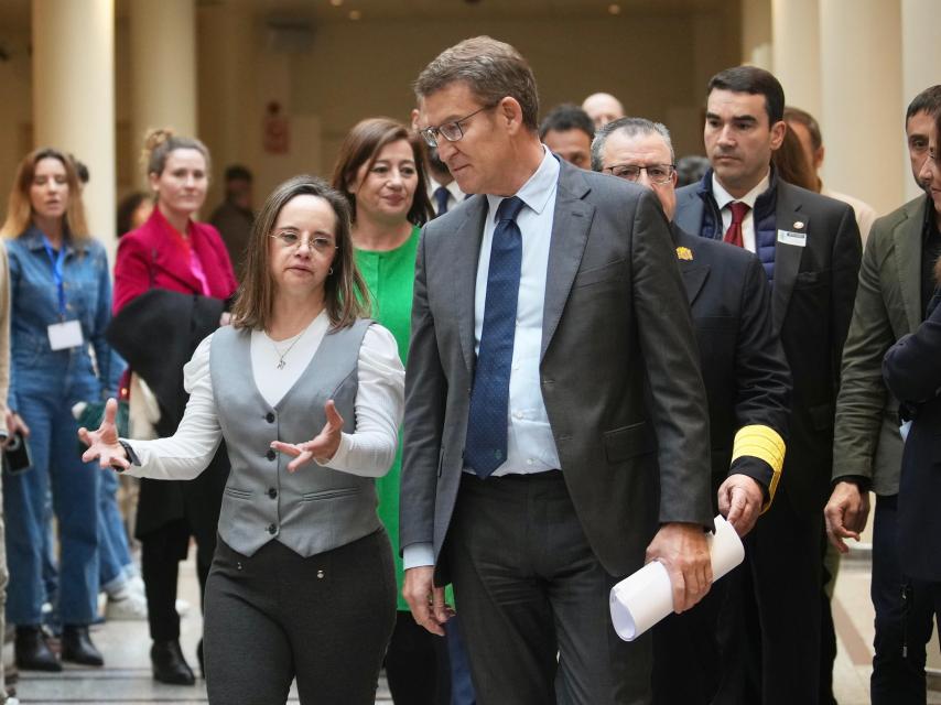 Núñez Feijóo, este martes en el Senado con Mar Galcerán, la primera diputada española con síndrome de Down.