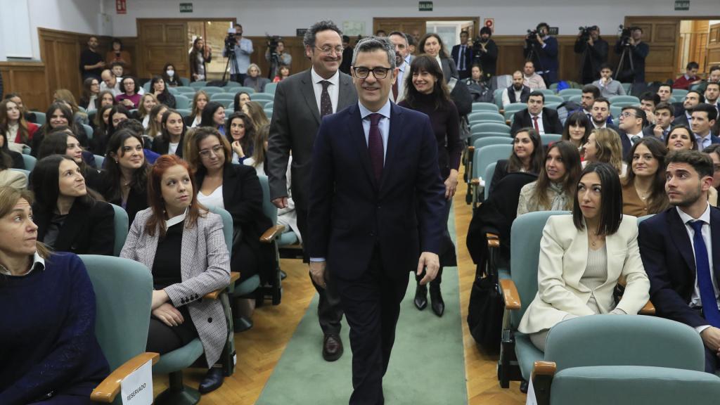 El ministro Bolaños, este martes junto al fiscal general, Álvaro García Ortiz, en la inauguración del curso selectivo de la 62º promoción de acceso a la carrera fiscal./
