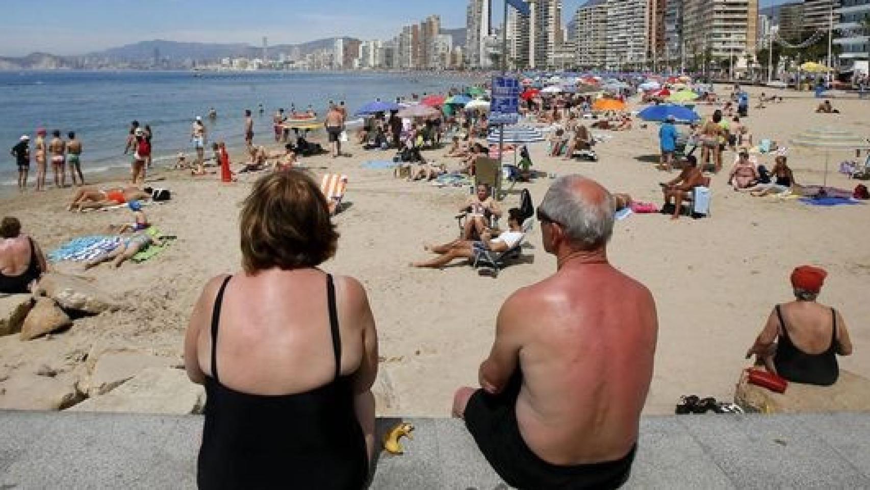 Dos personas mayores disfrutando de sus vacaciones en Benidorm.