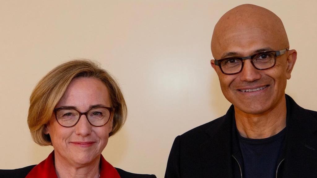 Satya Nadella, CEO de Microsoft y Margherita della Valle, CEO de Vodafone