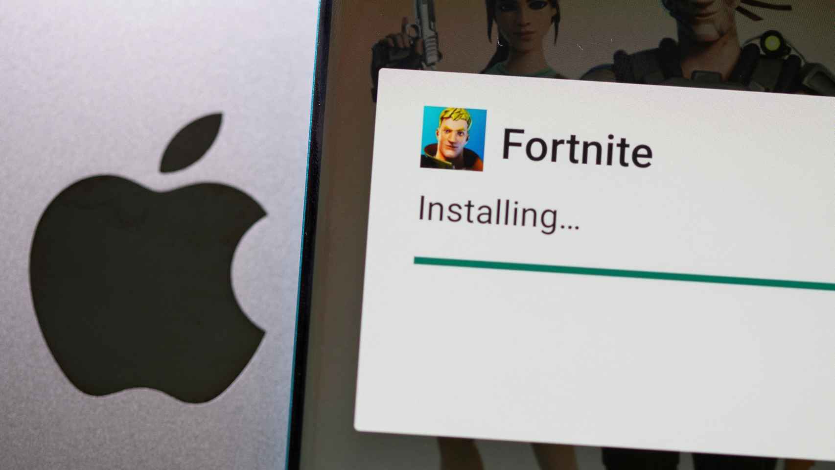 Logo de Fortnite, el videojuego de Epic Games, en la pantalla de un dispositivo junto al logo de Apple-