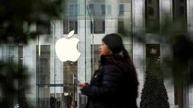 Una mujer pasea delante de una tienda de Apple en Nueva York (EEUU).