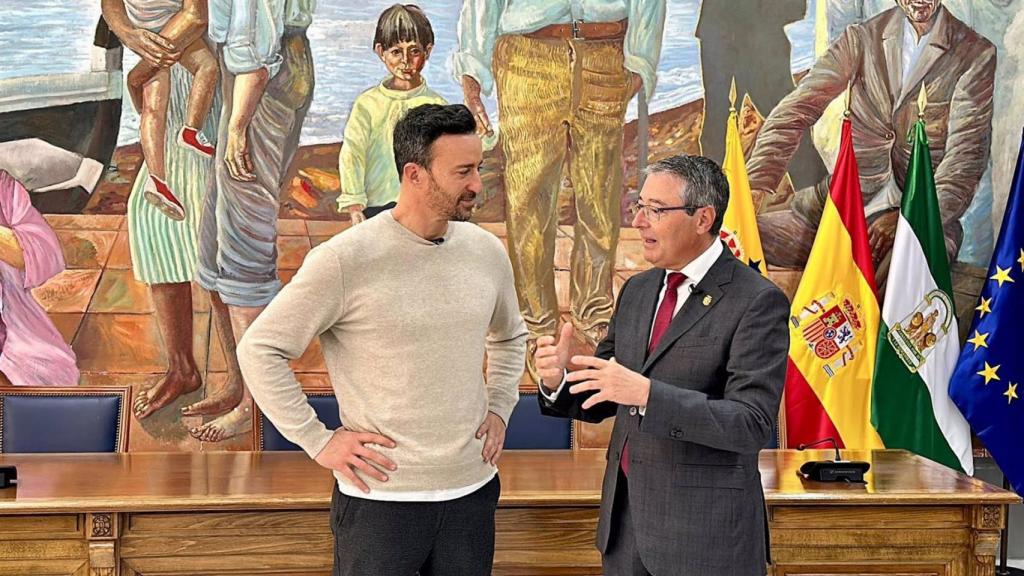 Pablo Puyol y el alcalde de Rincón de la Victoria, Francisco Salado.