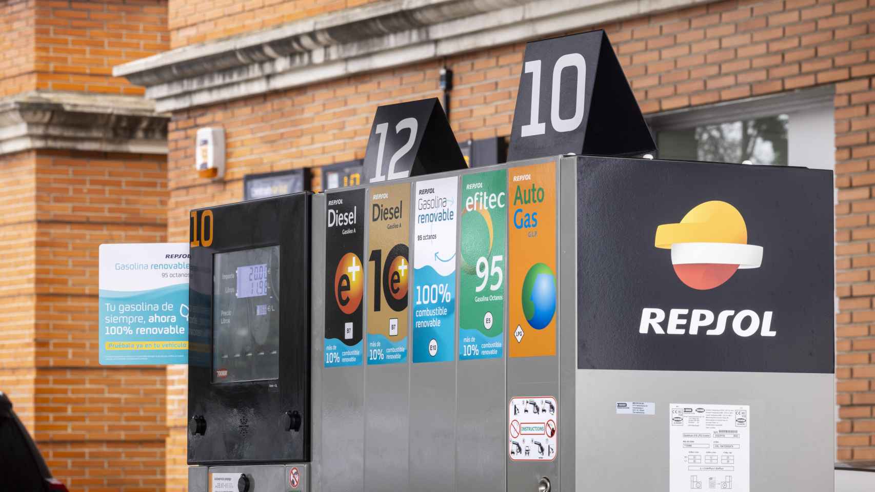Surtidor de gasolina realizada sin petróleo y con emisiones de CO2 neutras en una estación de Madrid.