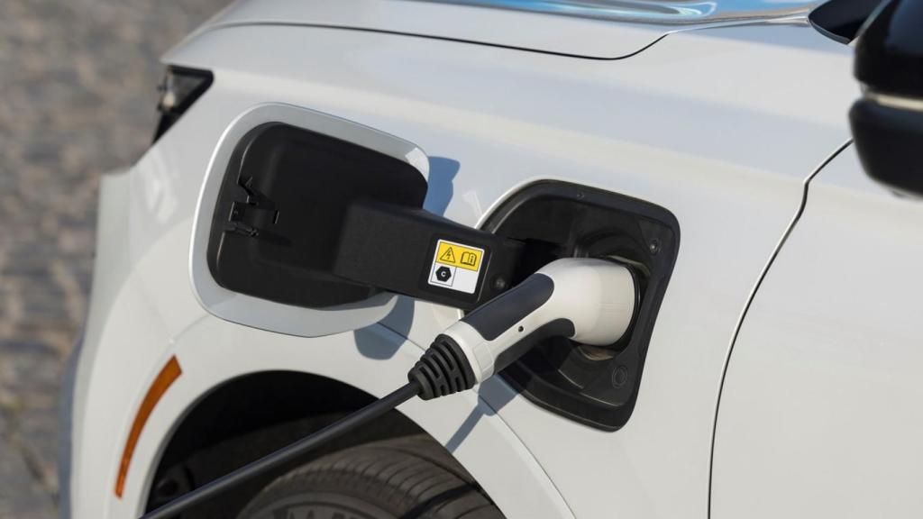 Toma de carga en un coche eléctrico.