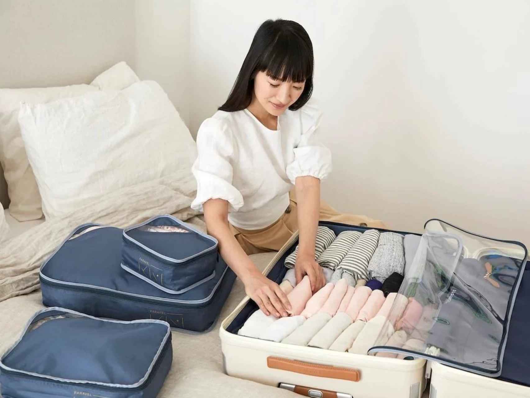 La japonesa, ordenando su maleta.