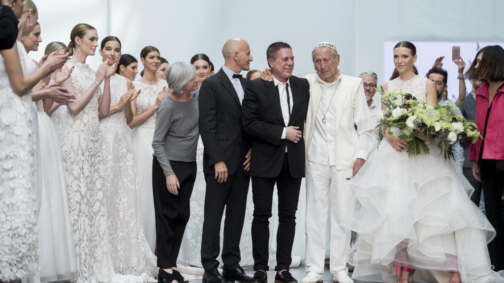 Una de las últimas apariciones públicas de Elio Berhanyer en la pasarela madrileña.