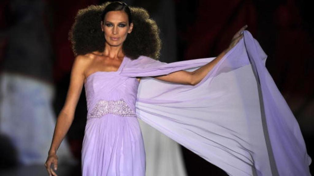 La modelo Nieves Álvarez con una de las creaciones del diseñador.