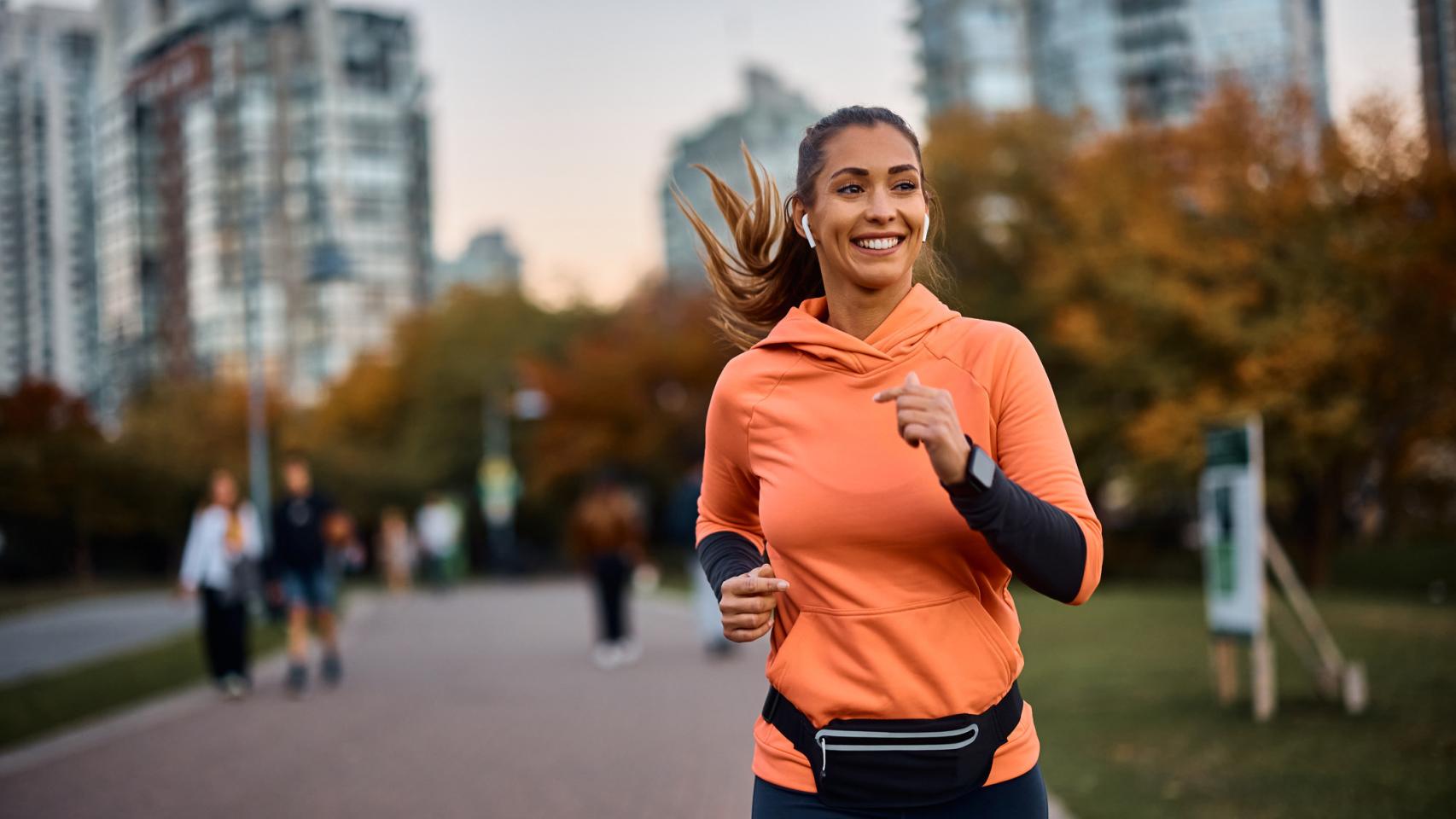Mujer corriendo al aire libre.
