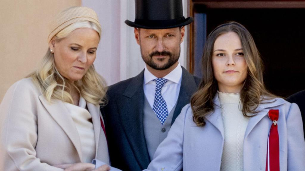 Haakon y Mette-Marit con su hija, en una foto de archivo.