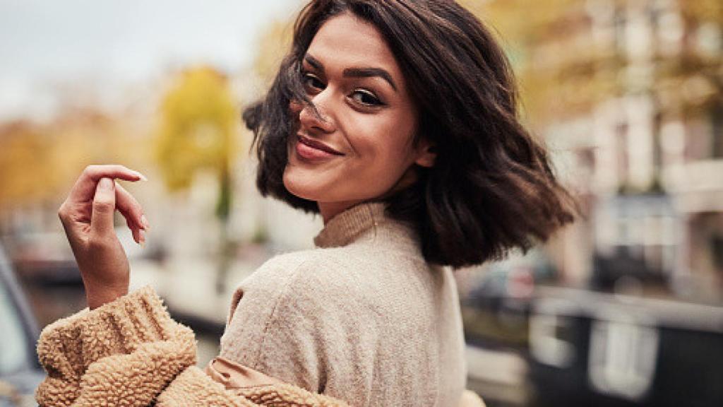 Una mujer sonriente con una piel radiante.