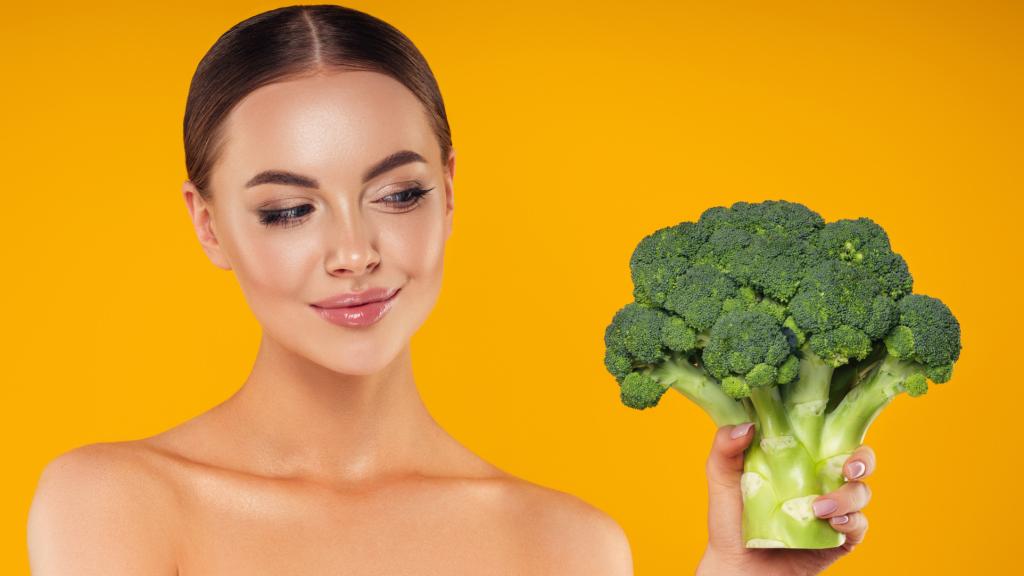 Mujer sujetando un brócoli