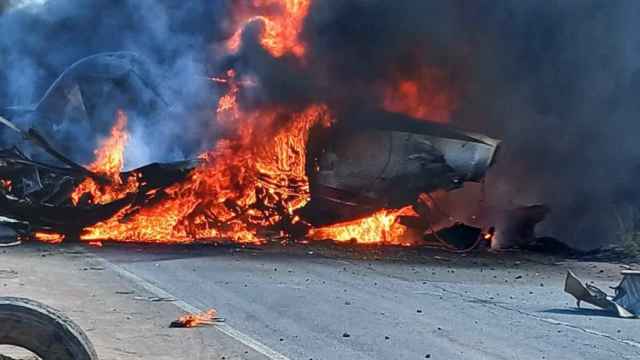 Imagen de la avioneta en llamas al estrellarse en una autopista de Chile.