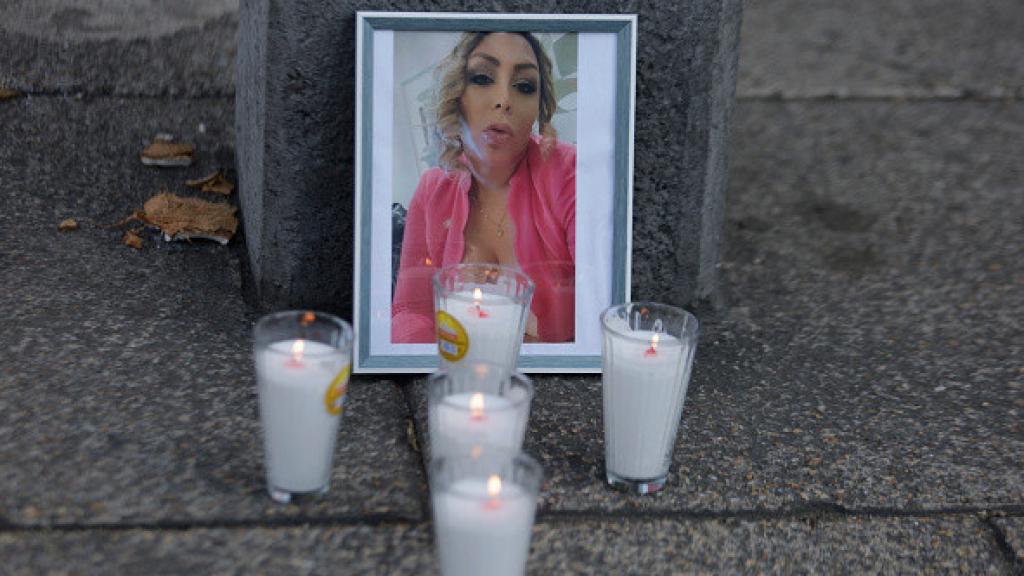 Miembros de la comunidad trans están colocando velas y una fotografía de la activista trans Samantha Fonseca.