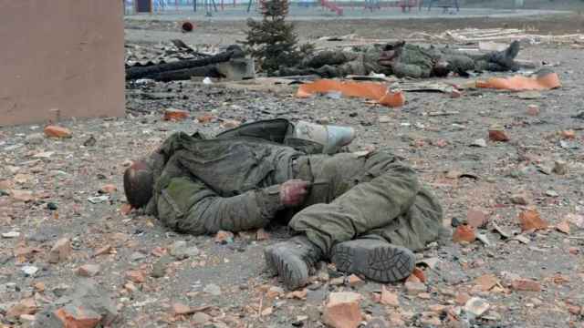 Varios soldados rusos yacen abatidos en una localidad ucraniana.