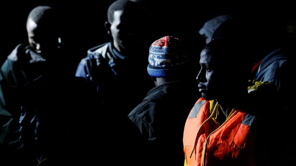 Un grupo de migrantes en un barco de la Guardia Costera a la espera de desembarcar en el puerto de Arguineguín (Gran Canaria)