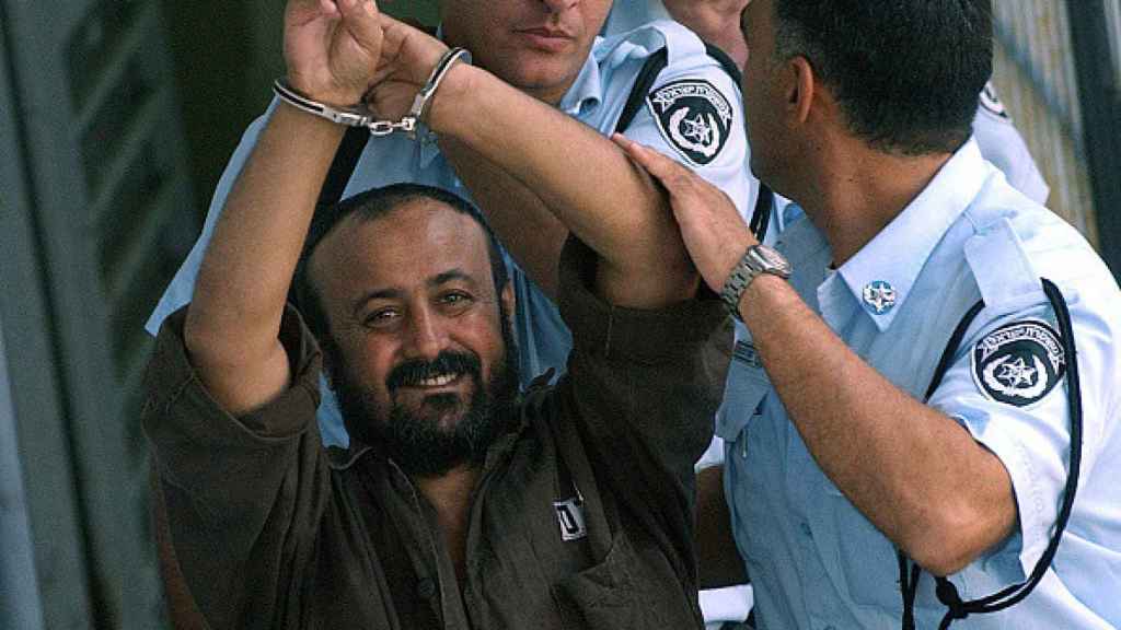 Marwan Barghut es escoltado por la policía israelí en 2003 tras comparecer ante un tribunal de Tel Aviv.