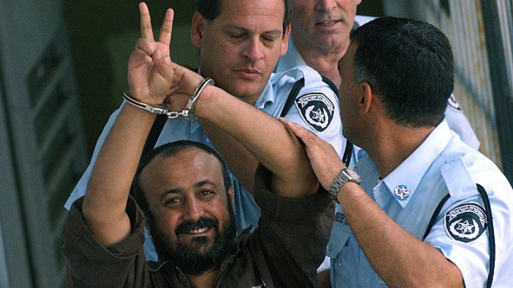 Marwan Barghut es escoltado por la policía israelí en 2003 tras comparecer ante un tribunal de Tel Aviv.