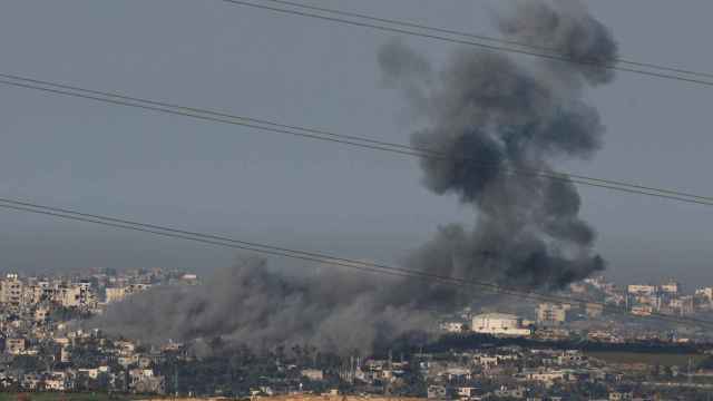El humo se eleva sobre Gaza, en medio del conflicto entre Israel y Hamas