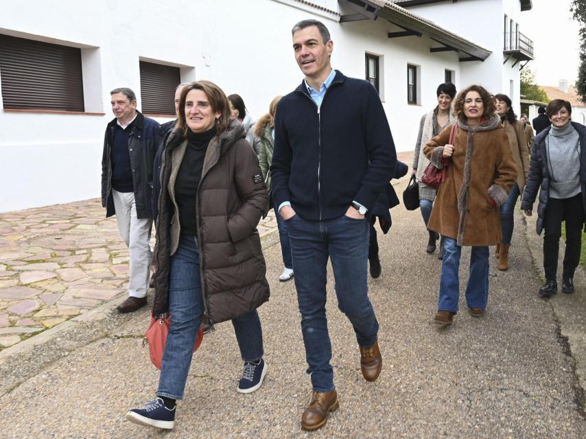 Pedro Sánchez rodeado de algunos de los restantes miembros del Gobierno en Quintos de Mora.
