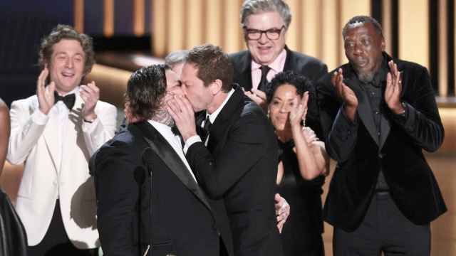 Los protagonistas de 'The Bear' se besan en la gala de los Emmy.