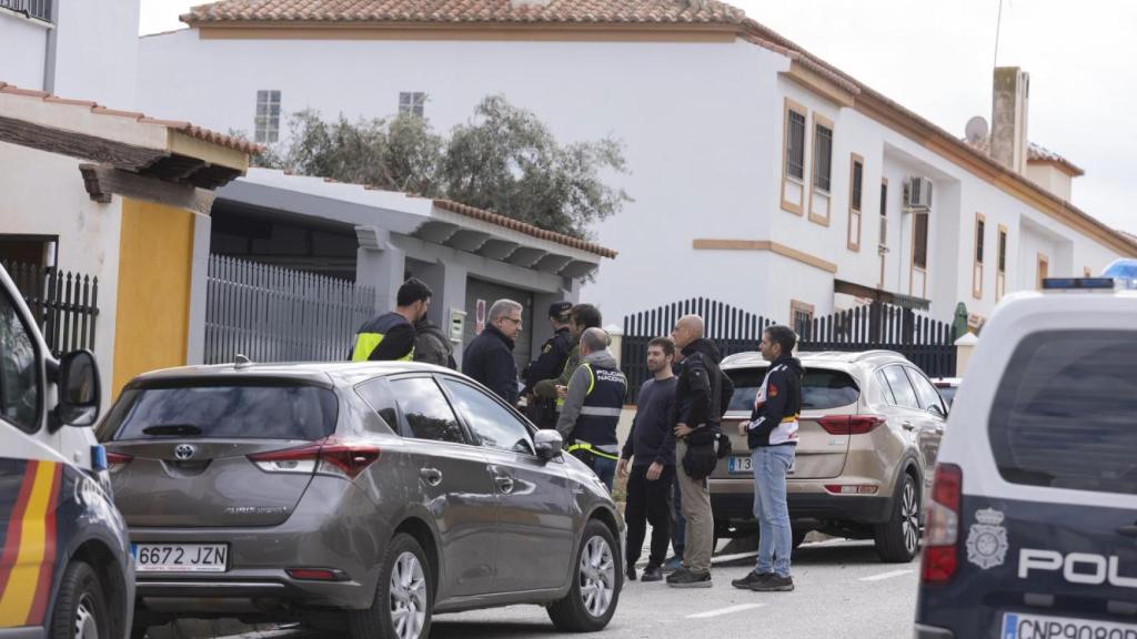Exterior de la vivienda en la que apareció estrangulada Ana en Torre del Mar (Málaga)
