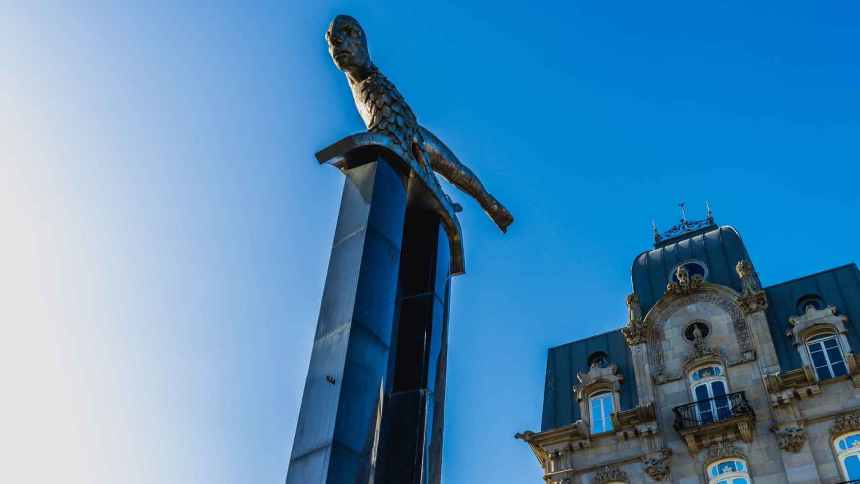 Escultura del Sireno en la Puerta del Sol de Vigo.