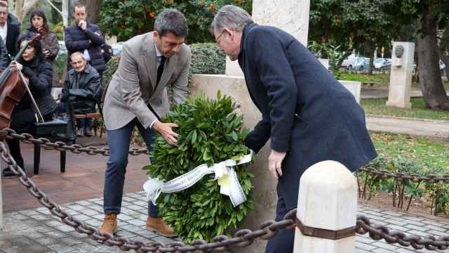 Carlos Mazón y Ximo Puig, durante el homenaje al asesinado por ETA Manuel Broseta. EE