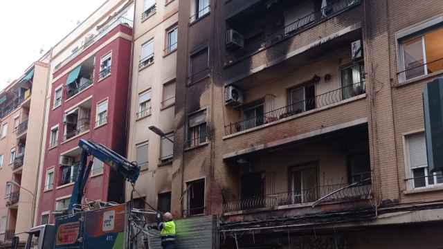 La fachada quemada en la madrugada del domingo en el barrio de Orriols de Valencia. EE