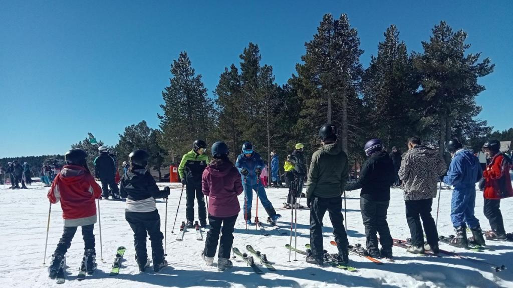 Jóvenes en una excursión a la estación de esquí de Valdelinares en 2023, imagen de archivo. EE