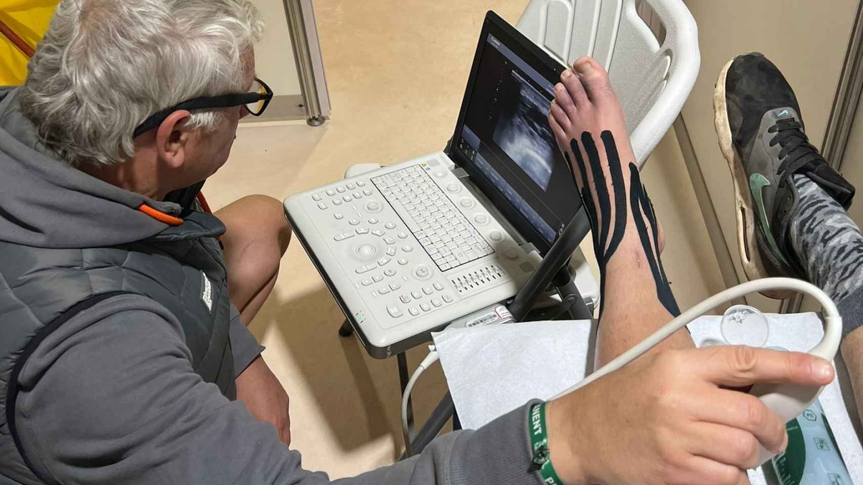 Un médico revisando la pierna de Javi Vega con un ecógrafo
