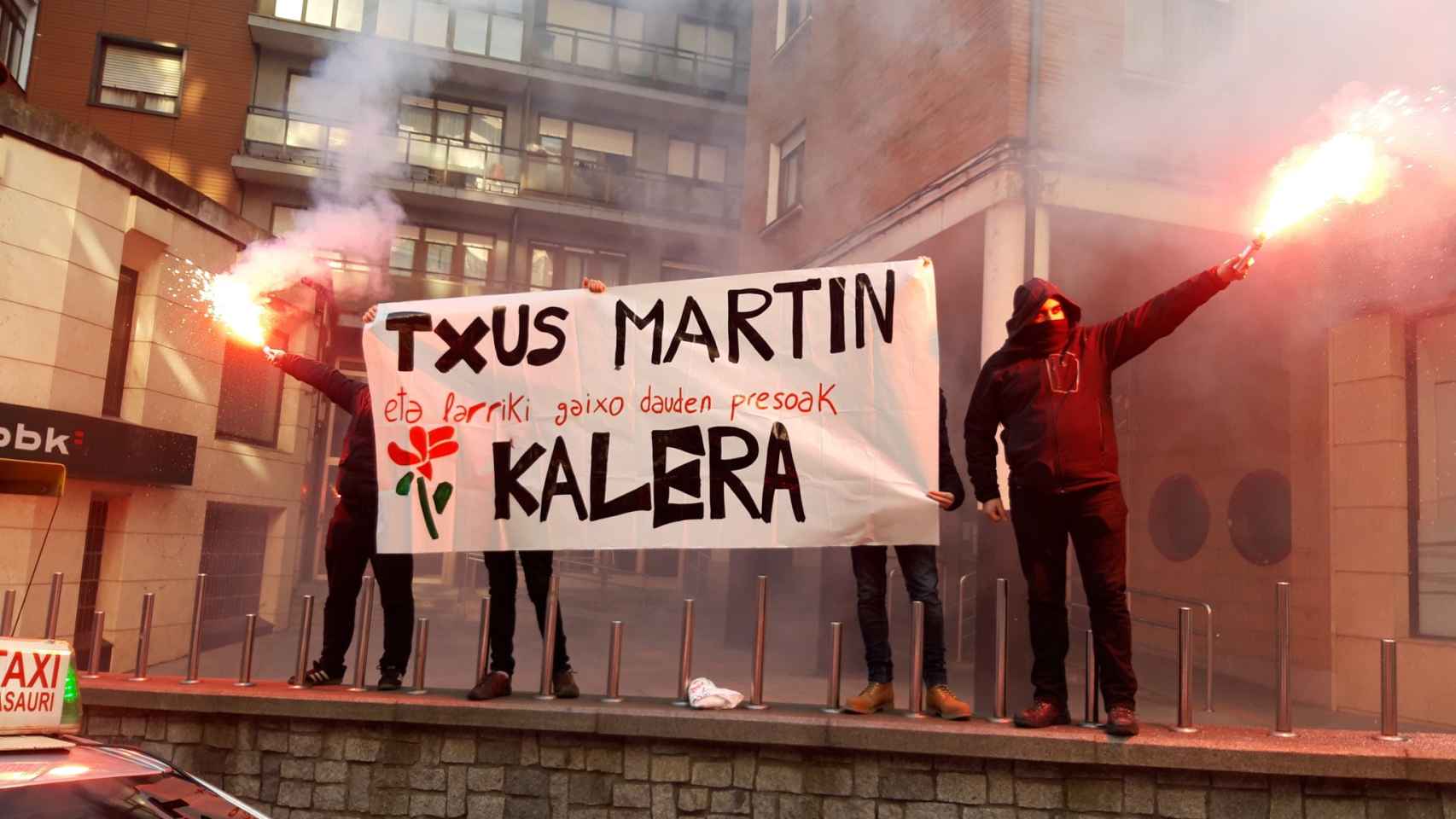 Un grupo de manifestantes abertzales pide la liberación del etarra Txus Martín en su pueblo natal, Basauri (Vizcaya), en diciembre de 2018.