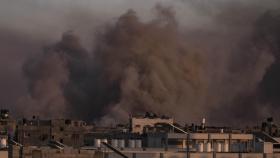Ataques aéreos israelíes en Jan Yunis, al sur de la Franja de Gaza.