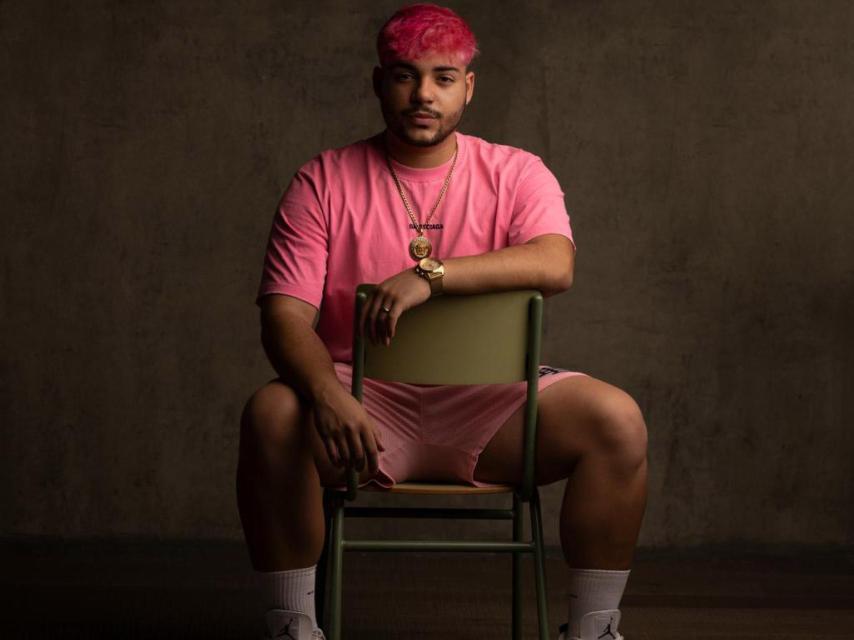 Boni sobre una silla