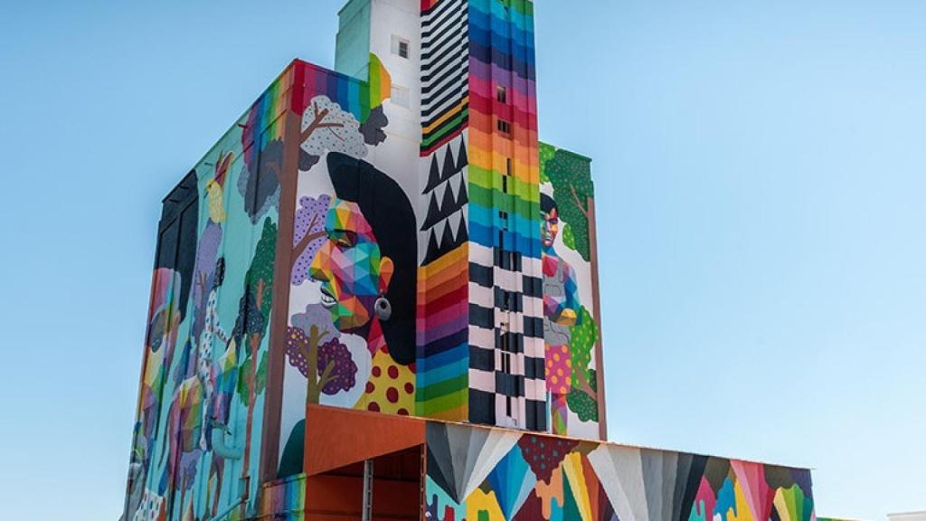 Uno de los silos de Ciudad Real pintados por Okuda.