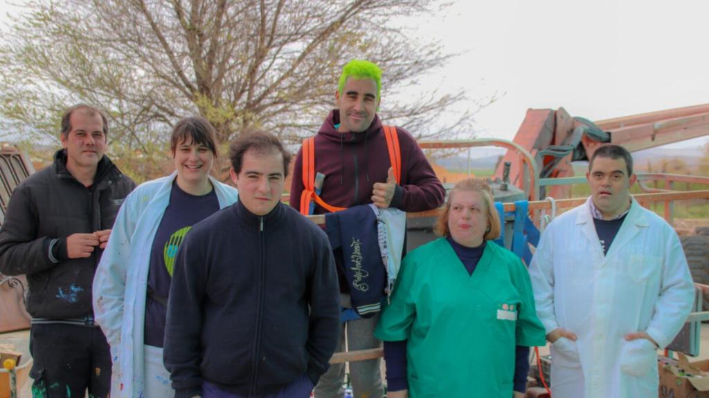 Integrantes de Laborvalía junto al artista Okuda San Miguel.