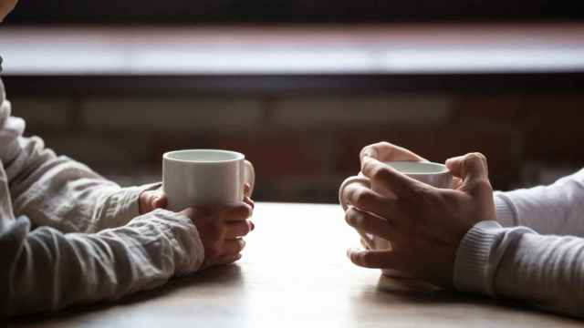 Dos personas tomando un café