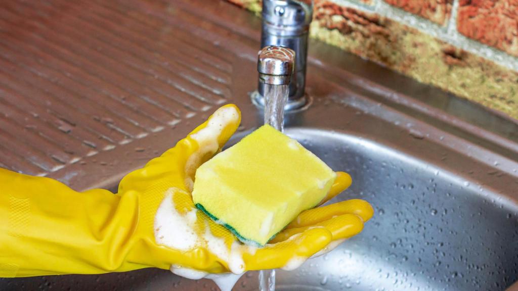 La razón por la qué todos están guardando el jabón de lavavajillas en el congelador en España