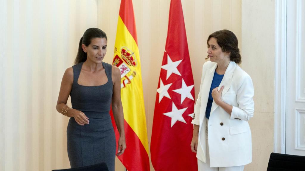 La portavoz de Vox en la Asamblea de Madrid, Rocío Monasterio y la presidenta de la Comunidad de Madrid, Isabel Díaz Ayuso. Imagen de archivo.