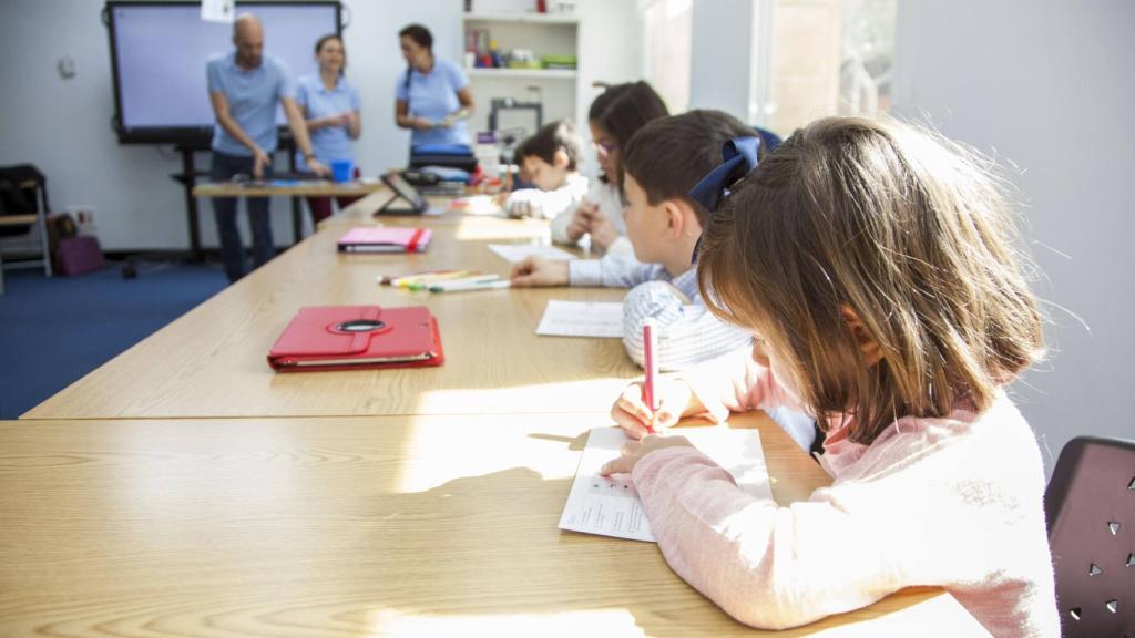 Imagen de archivo de varios alumnos dando clase en un colegio de España.