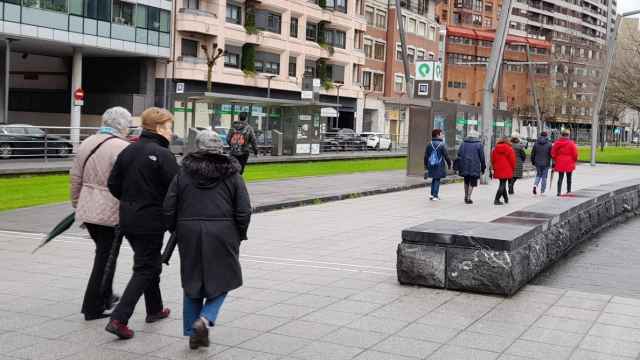 Personas paseando por Bilbao.