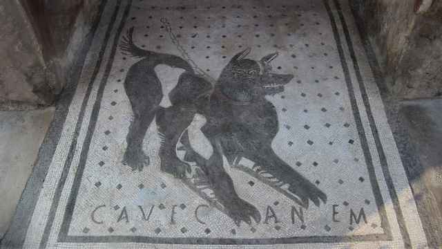 Cave canem ¡Cuidado con el perro!, mosaico de Pompeya