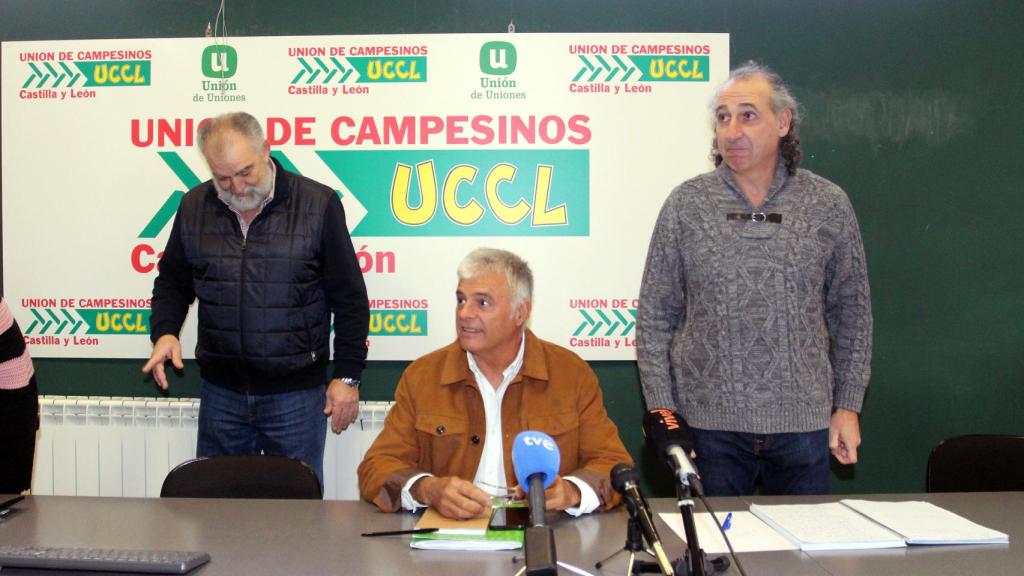 El coordinador estatal de UCCL, Luis Cortés; el autonómico, Jesús Manuel González Palacín, y el provincial, Valentín García Fraile, informan sobre las próximas movilizaciones en defensa del sector agrario que se celebran en Madrid