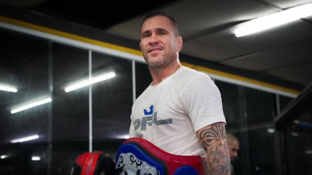 El luchador brasileño Diego Braga Alves con un cinturón de campeón