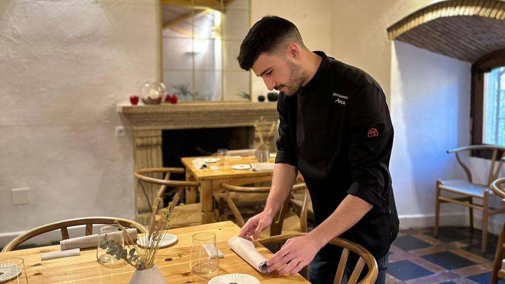 Mario Clemente en el comedor del Restaurante Alberca.