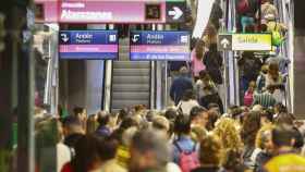 Imagen de decenas de pasajeros del Metro de Málaga en una de sus estaciones.