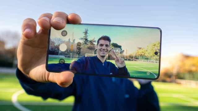 Álvaro Morata pone a prueba la resistencia del nuevo smartphone de HONOR