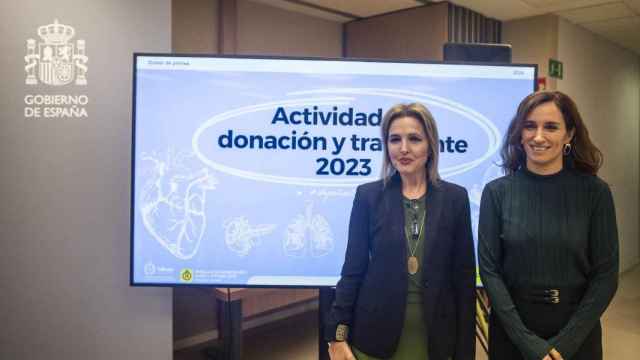 Beatriz Domínguez-Gil, directora general de la ONT, y Mónica García, ministra de Sanidad.