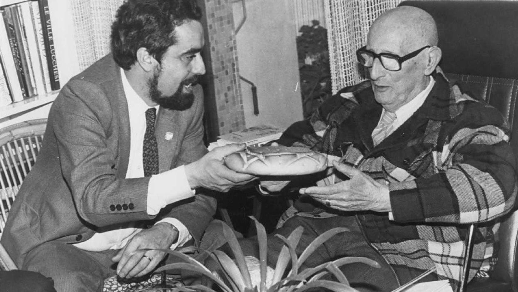 El exalcalde de Valladolid Tomás Rodríguez Bolaños (izquierda) visitó a Jorge Guillén (derecha) en su casa de Málaga en 1980