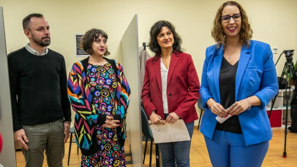 Sara Simón, consejera de Igualdad de Castilla-La Mancha, durante su visita al SAI a personas LGTBI en Toledo.